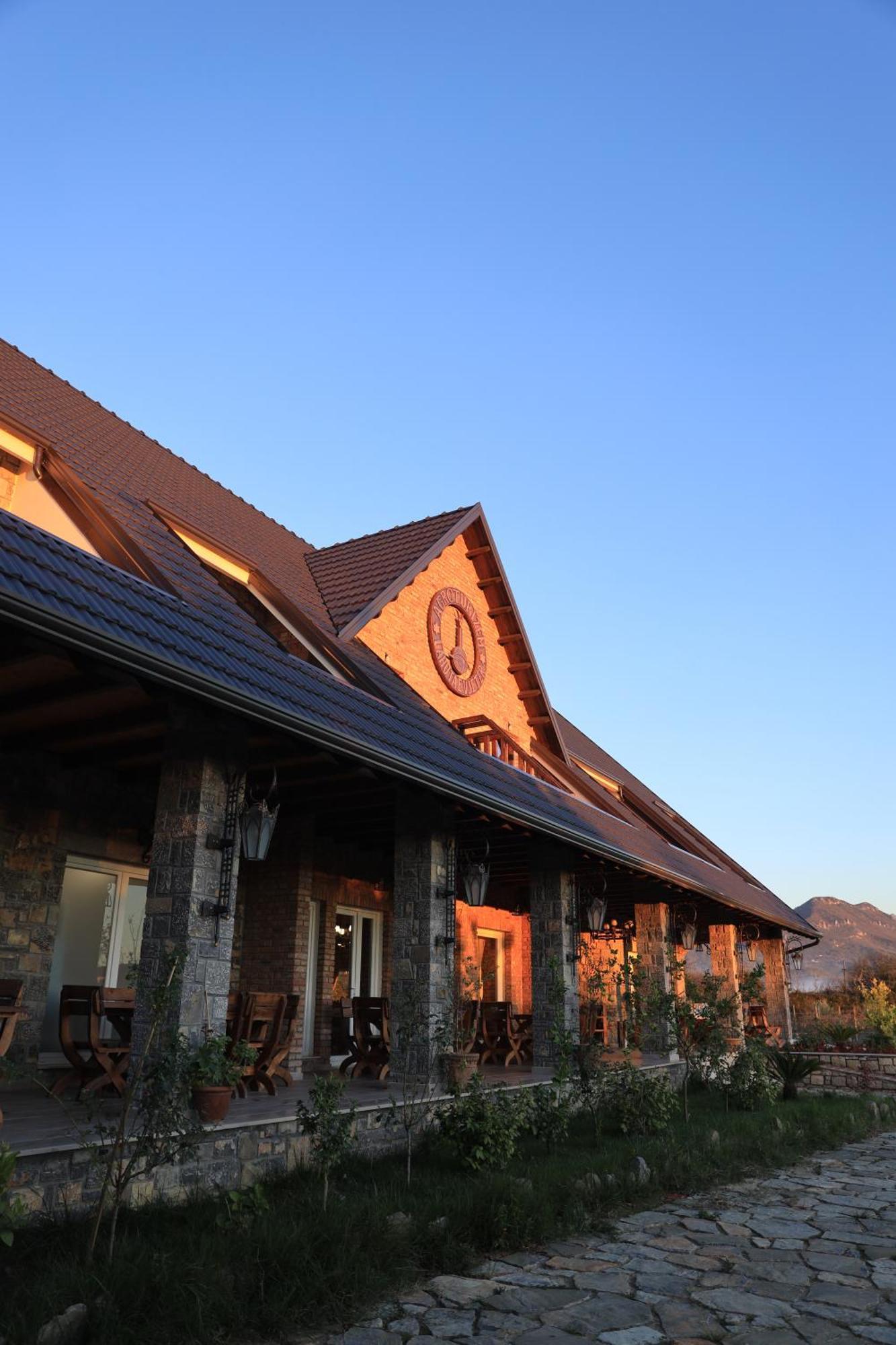 Hotel Lahuta E Vjeter Agroturizem Lac Exterior foto